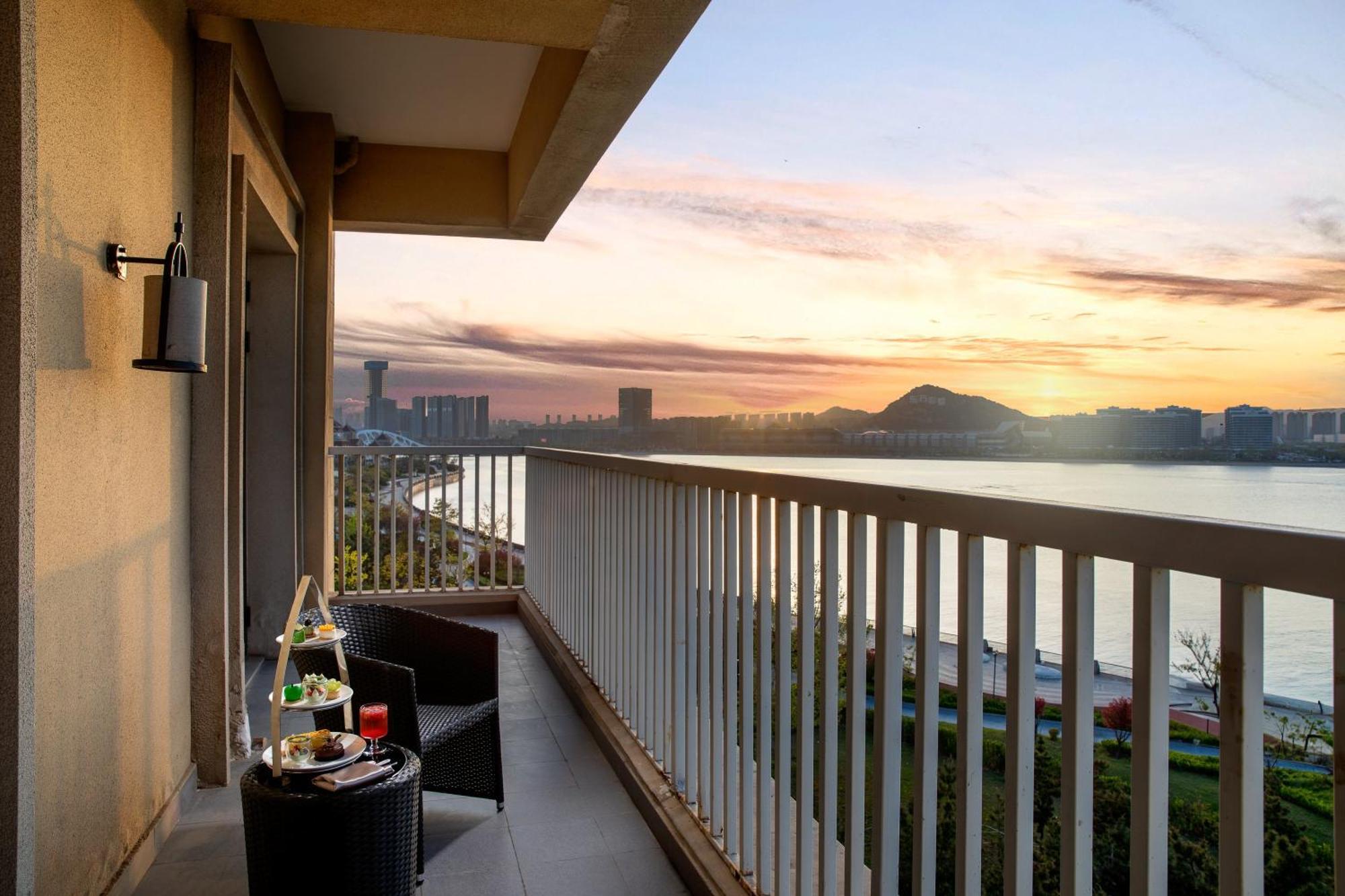 Crowne Plaza Qingdaoorientalmoviemetropolis By Ihg Hotel Bagian luar foto