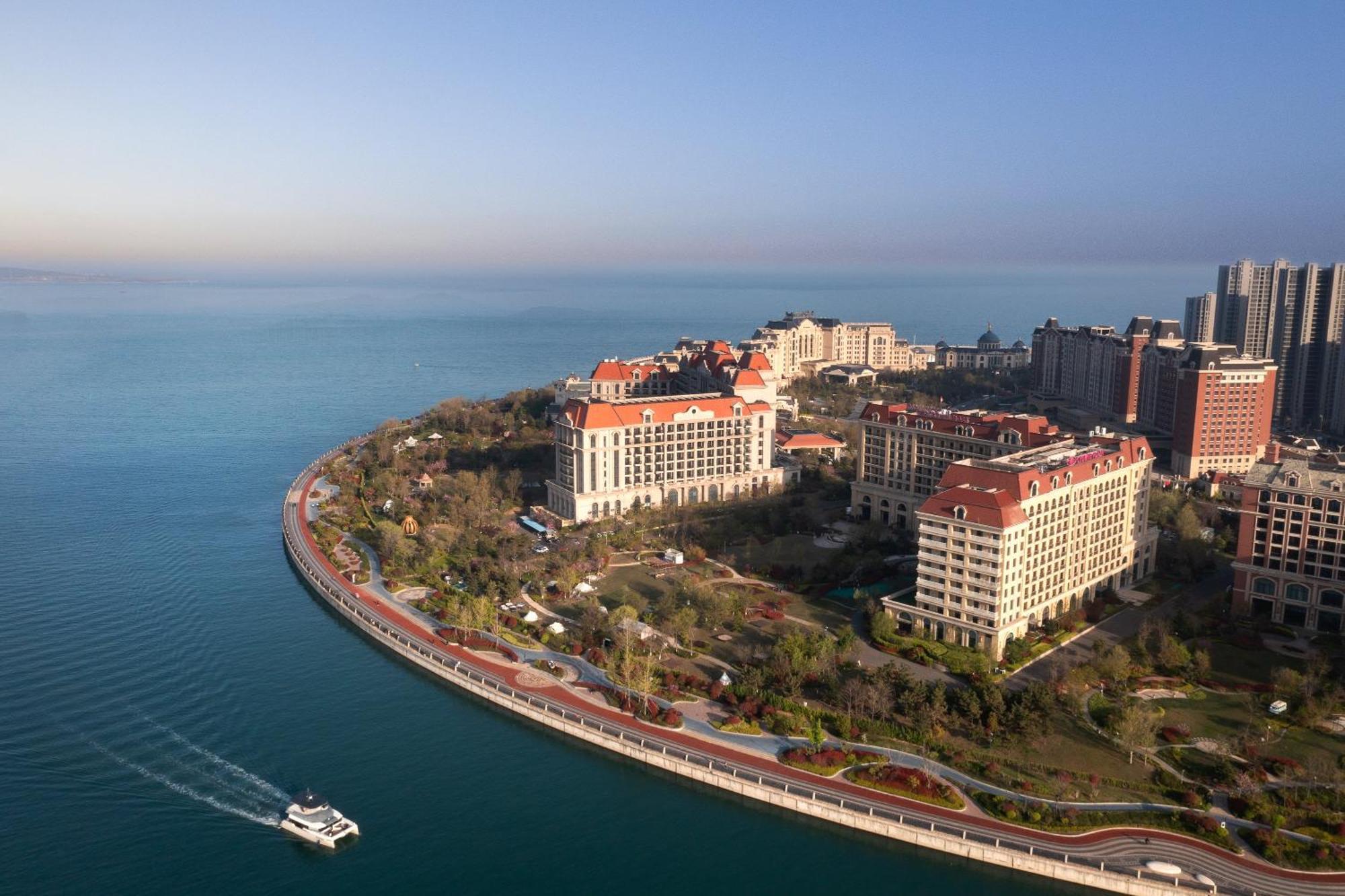 Crowne Plaza Qingdaoorientalmoviemetropolis By Ihg Hotel Bagian luar foto